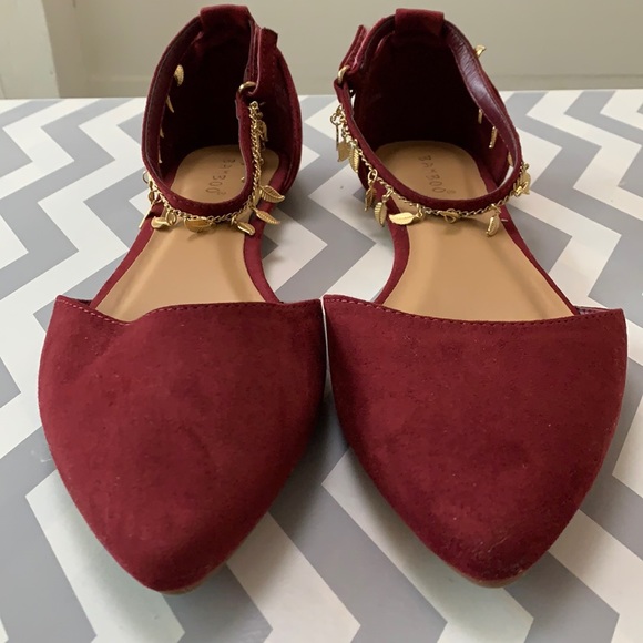 Maroon shoes with gold leaf chain accent - Picture 2 of 2